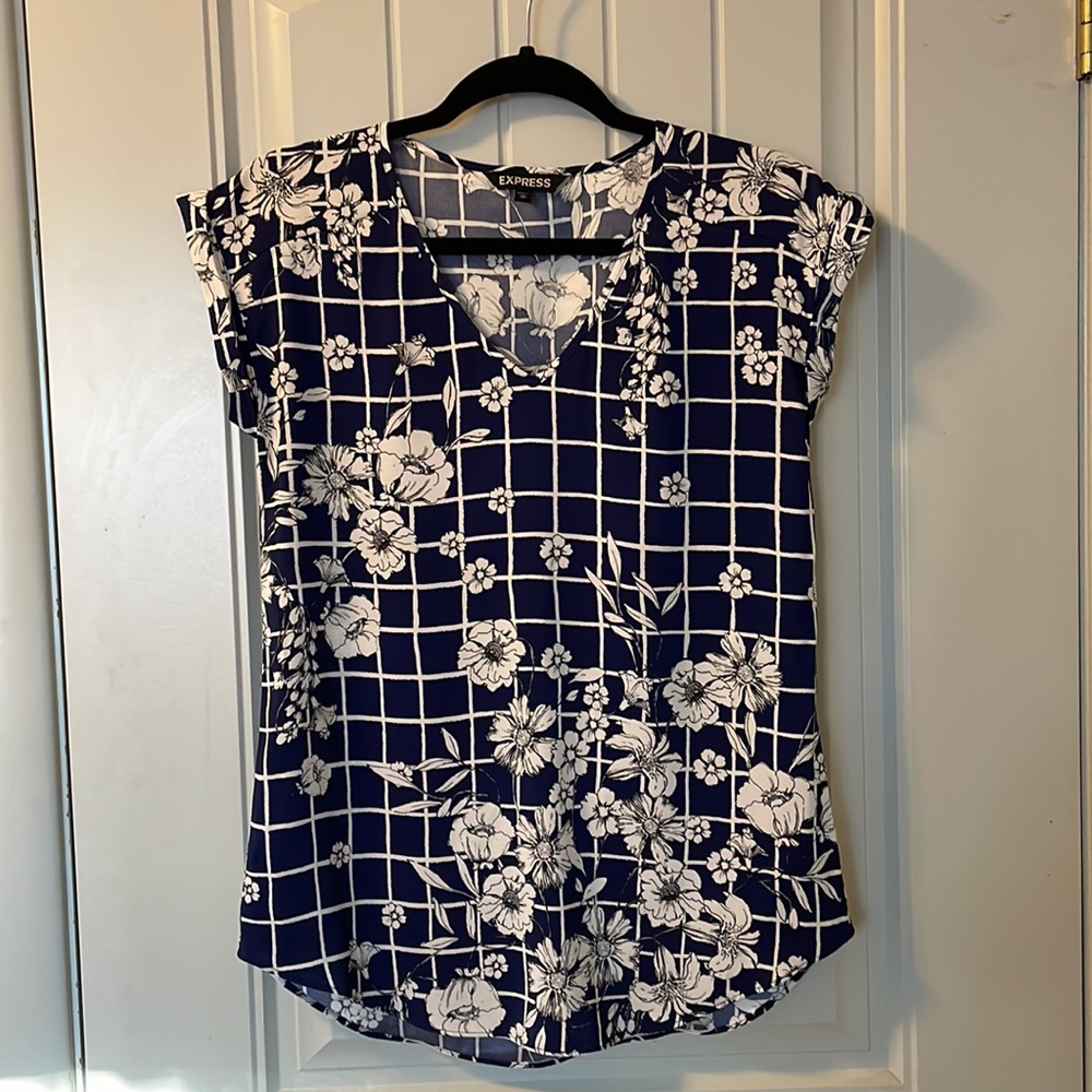 Express V-neck short sleeve blouse